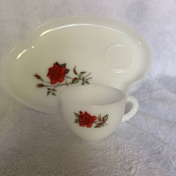 Vintage Federal Milk Glass Lunch Snack Plate + TeaCup Rosecrest Red Roses 2 Sets - Picture 7 of 12